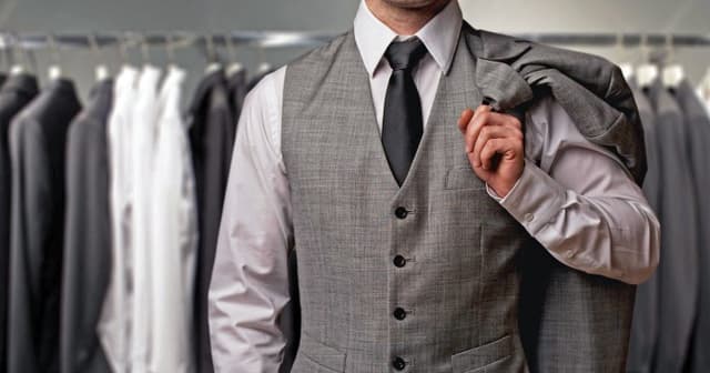 5 Jas Pria Terbaik untuk Kamu yang Ingin Terlihat Berbeda saat Wisuda