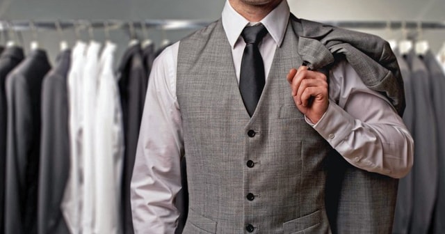 5 Jas Pria Terbaik untuk Kamu yang Ingin Terlihat Berbeda saat Wisuda